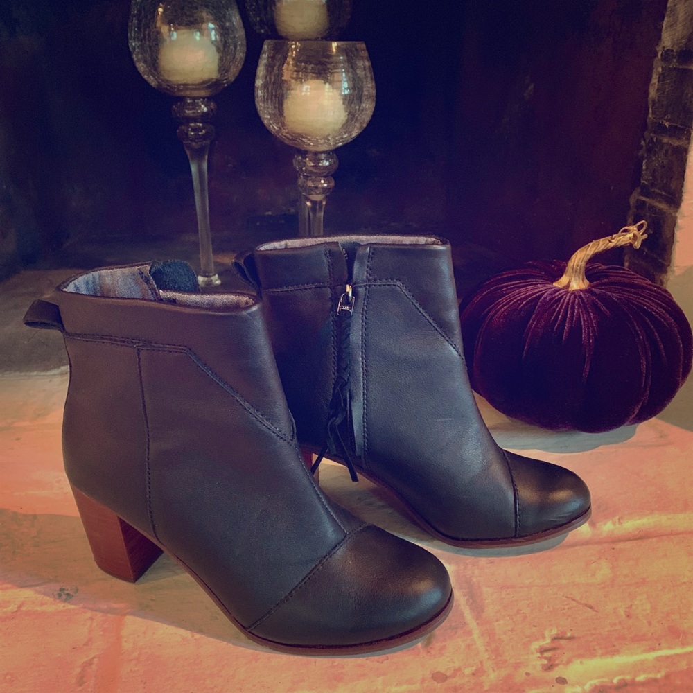 TOMS BLACK LUNATA LEATHER BOOTIES SIZE 7